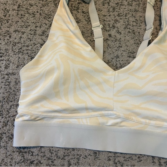 Fabletics Padded Yellow Animal Print All Day Everyday Sports Bra Size XL - Picture 2 of 7